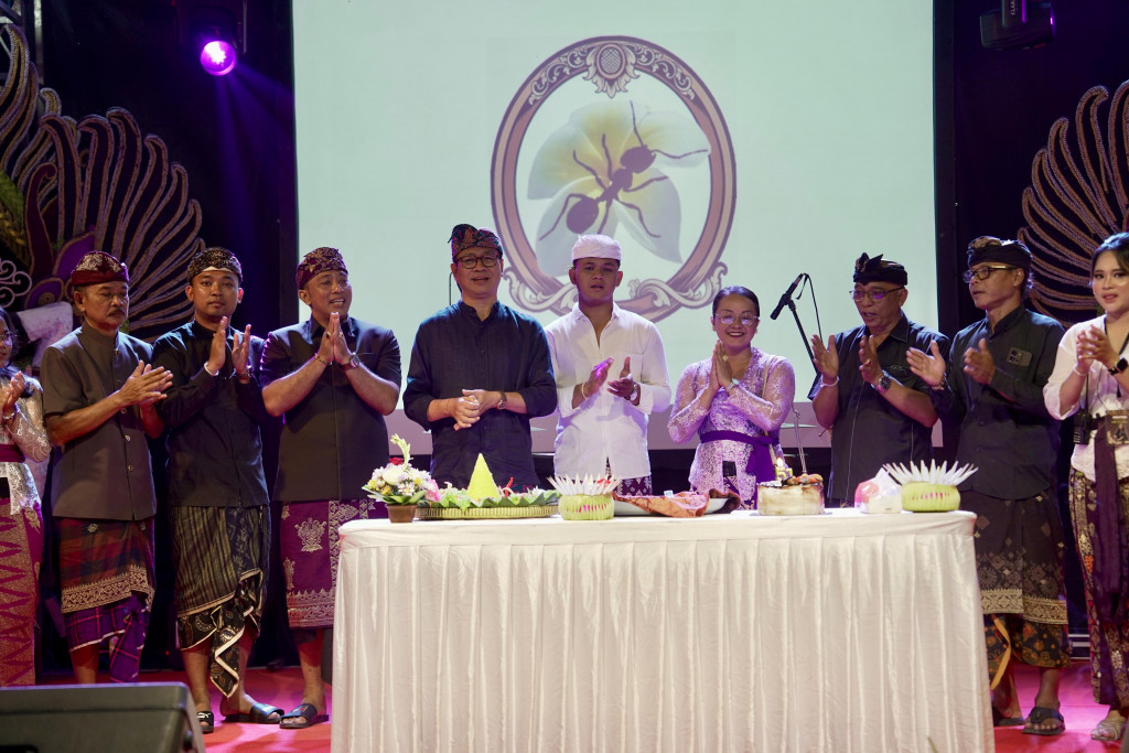 Wabup Suiasa Hadiri Perayaan HUT Ke-51 STT. Eka Murti Banjar Jabajero Abiansemal